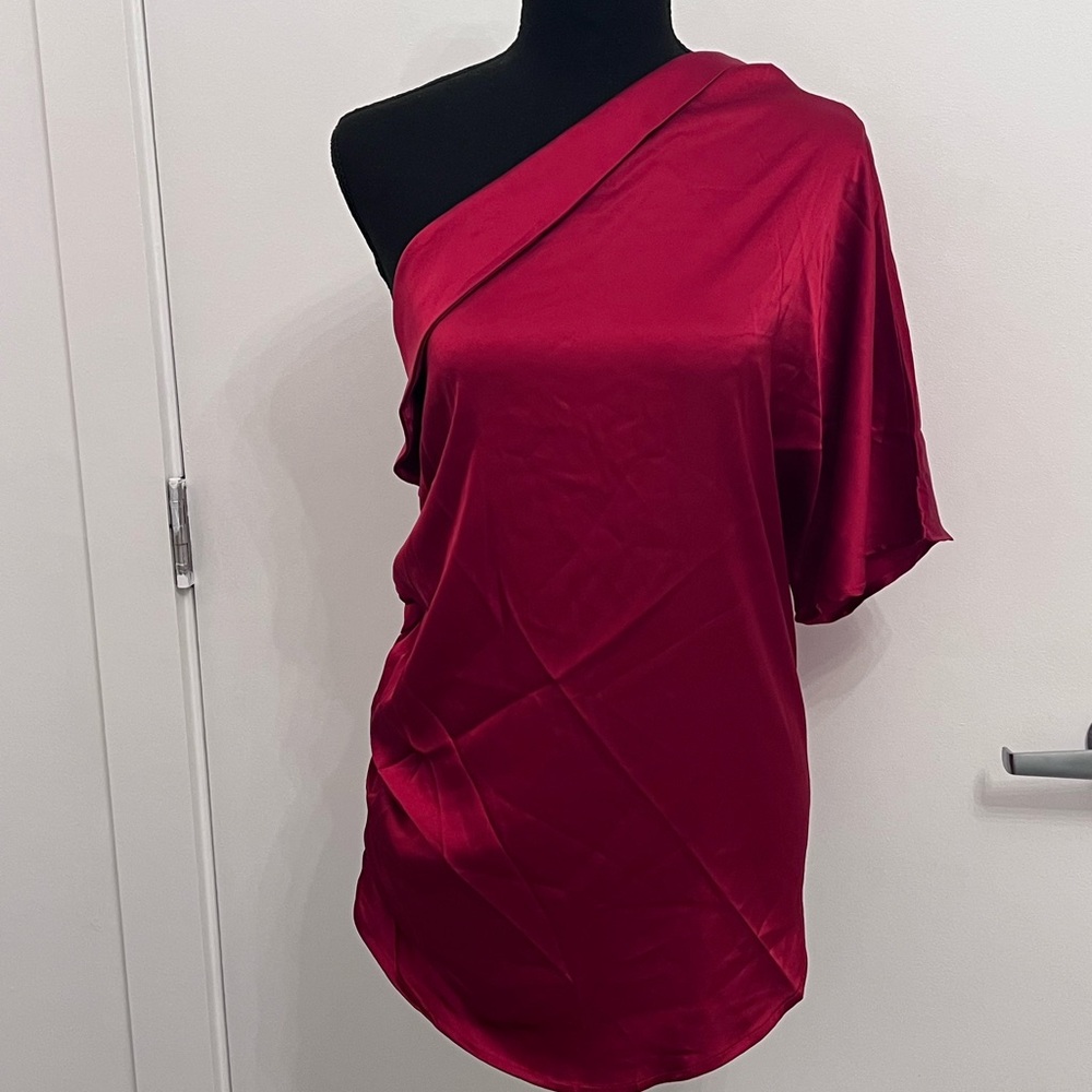 Lyaner Red Satin One-Shoulder Top